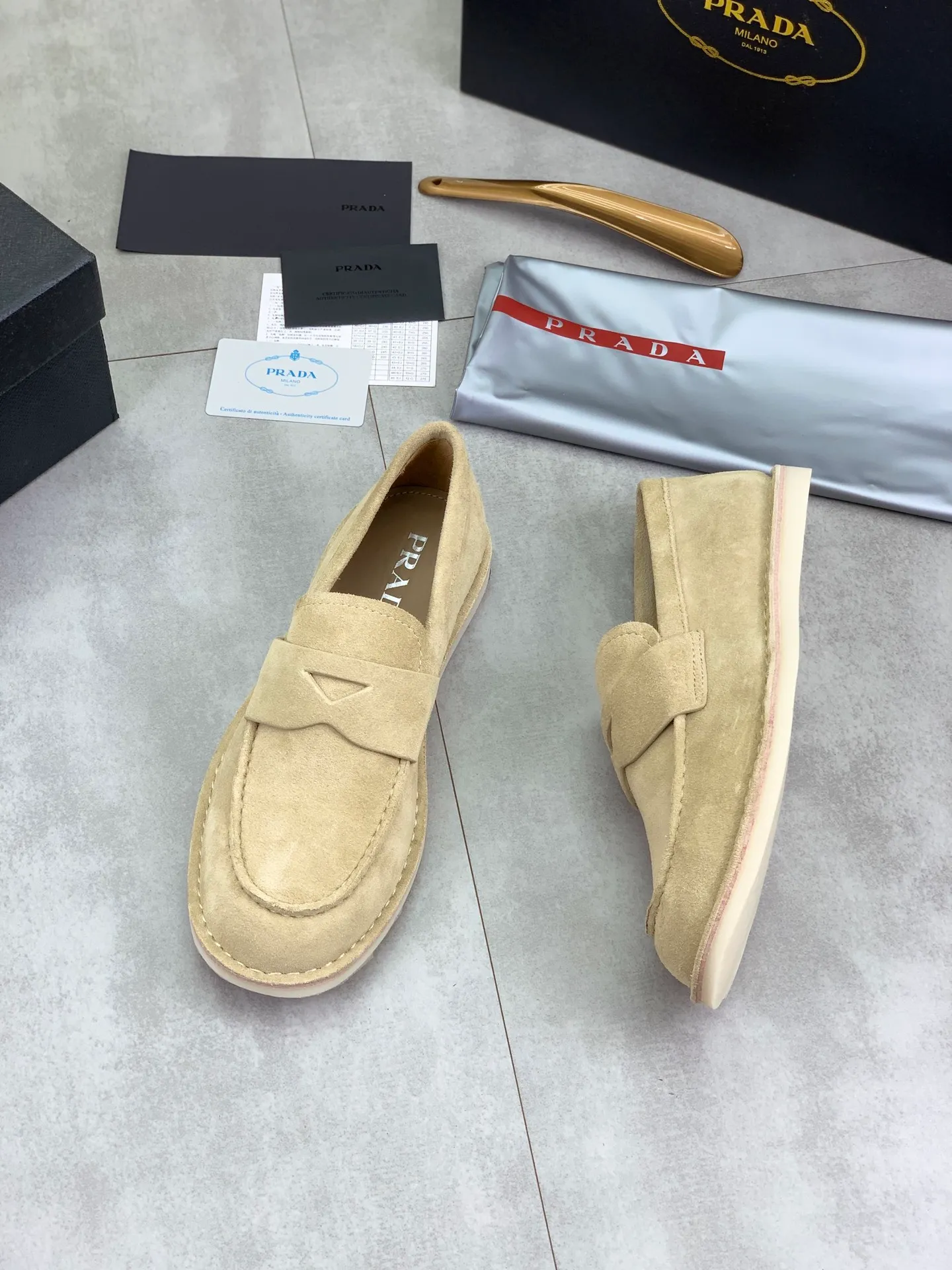 Factory price P740💰Original quality, top version🔱 ＰＲＡＤＡPrada. Men's business casual leather shoes, top quality cow leather. 1:1 shipment ⬆️Luxurious and noble, all made of imported original first-layer fine suede cowhide, just to create a more comfortable wearing experience. Upper: original comfortable open-edge bead-rubbed calfskin ➕Top imported water-dyed full cow lining, original high-end lightweight and comfortable TPU combination bottom ✔️Code number: 39-44 (38 45 Can be customized)